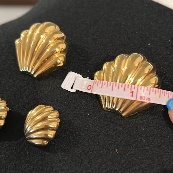 Earrings and bracelet bundle - Picture 5 of 8